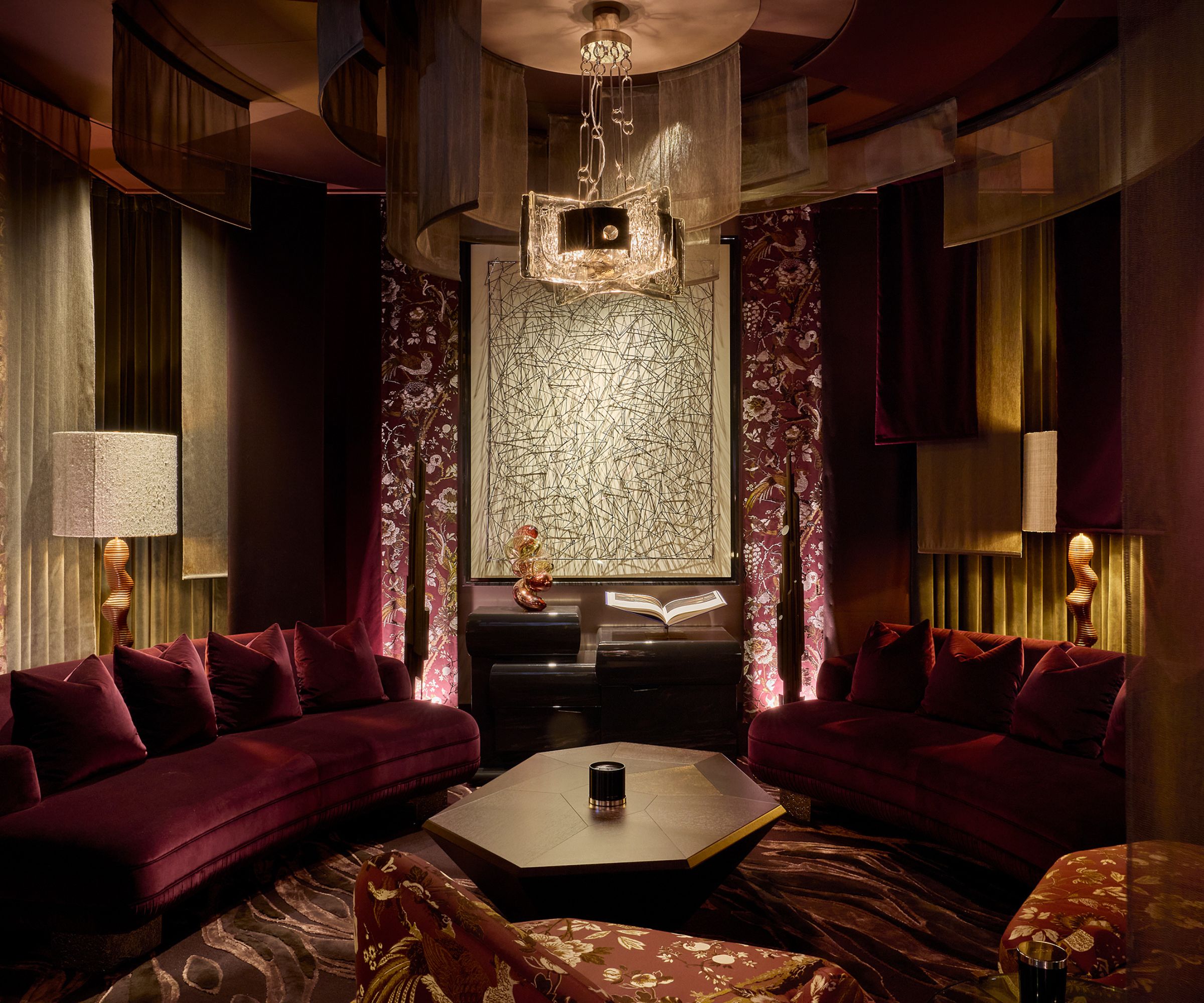 un riche salon violet conçu par Martin Kemp pour WOW!House 2026