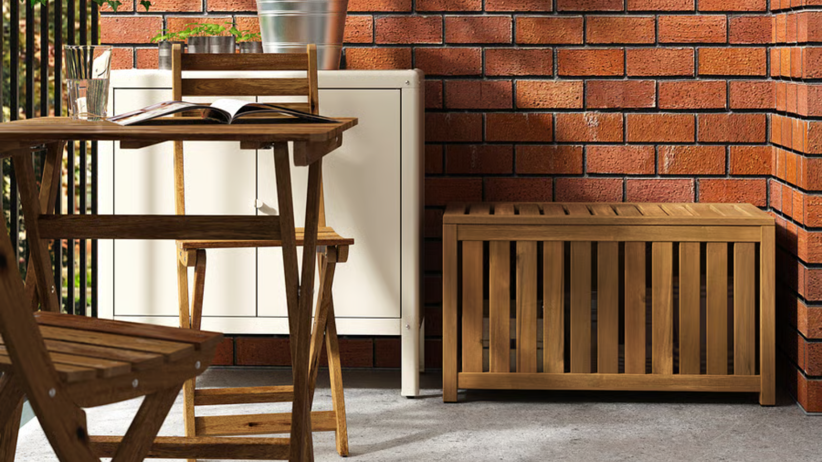 un banc de rangement extérieur sur une terrasse
