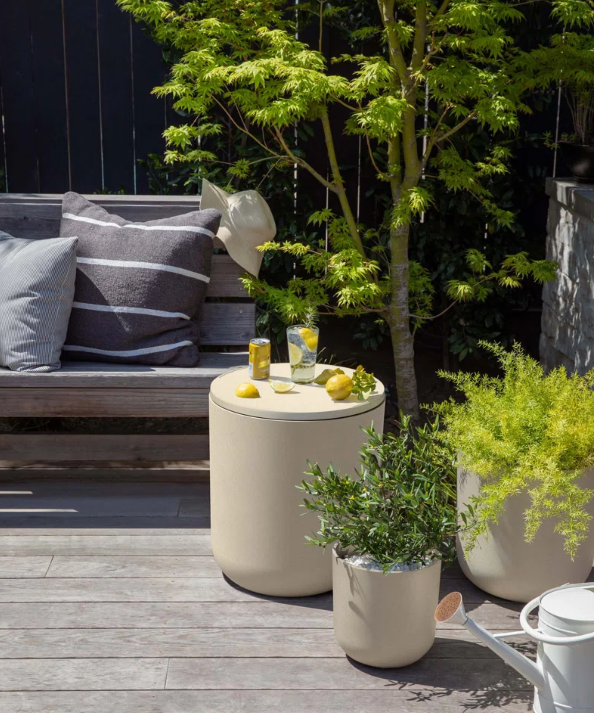une table d'appoint de rangement extérieur