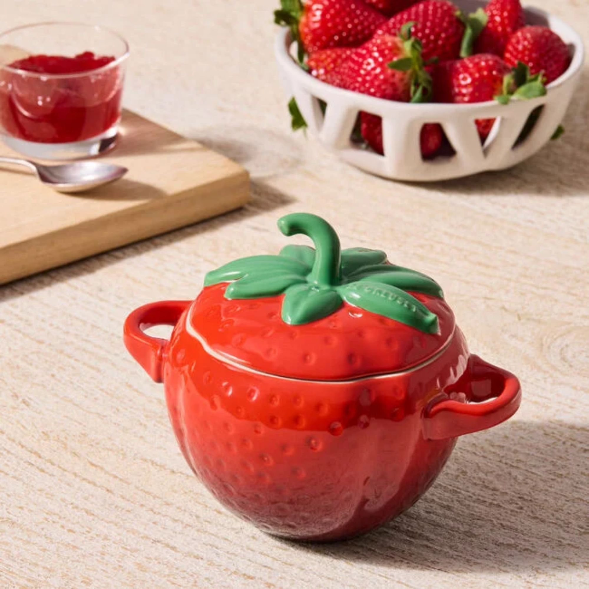 Une mini cocotte Le Creuset en forme de fraise