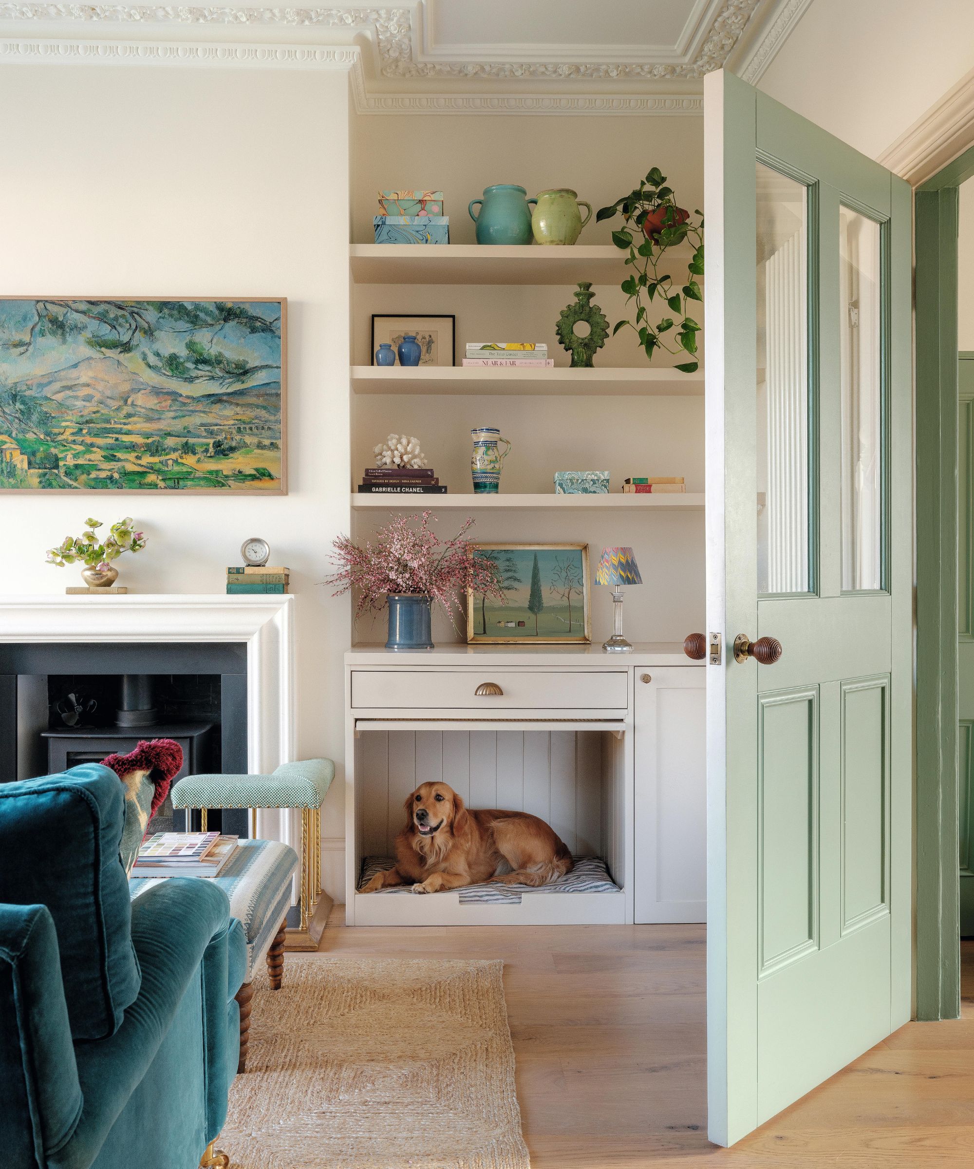 un salon rose pâle avec des rangements en alcôve personnalisés abritant astucieusement un lit pour chien sur mesure