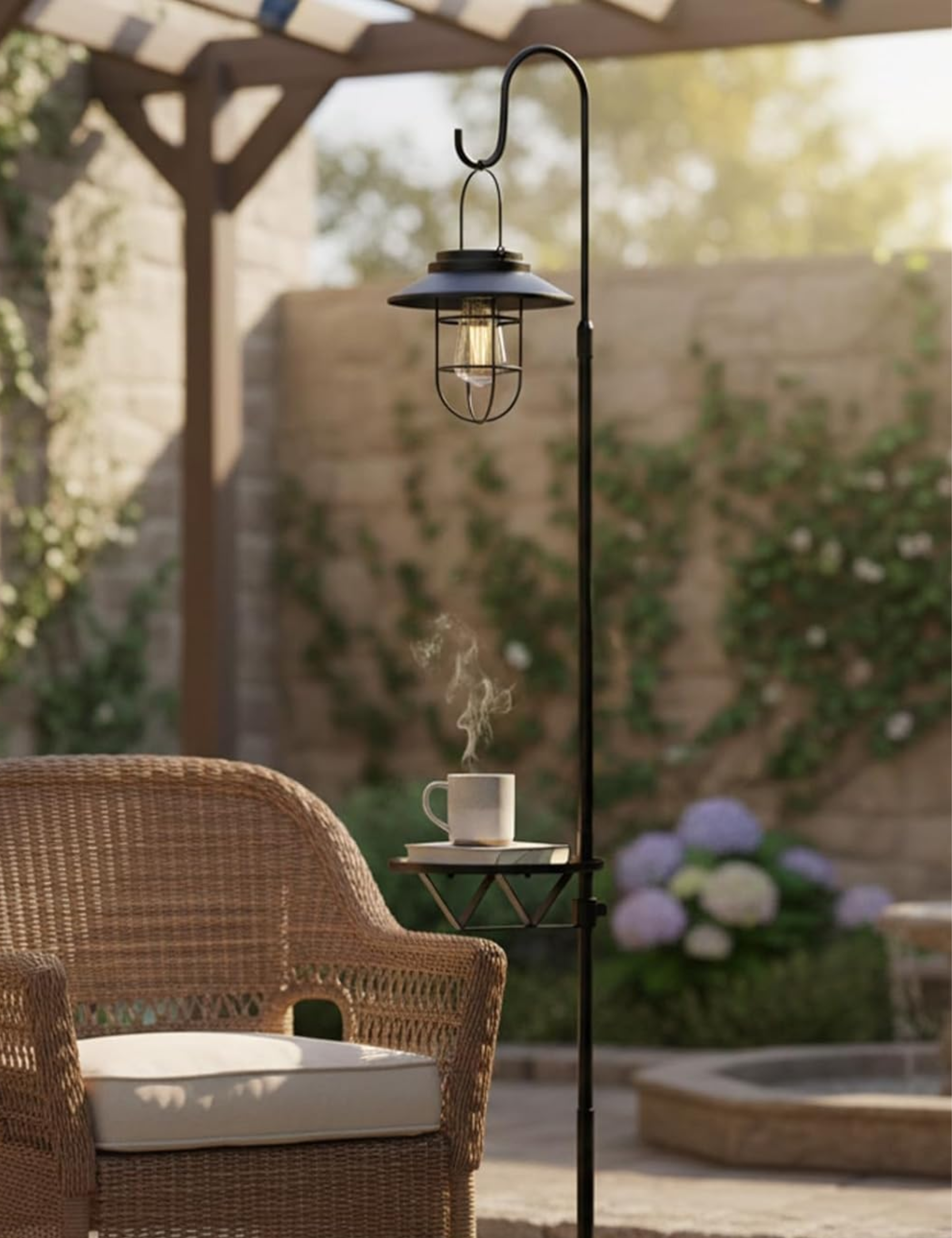Lampe d'extérieur solaire 3-en-1 à côté d'une chaise de patio tressée tenant un livre et une tasse à café