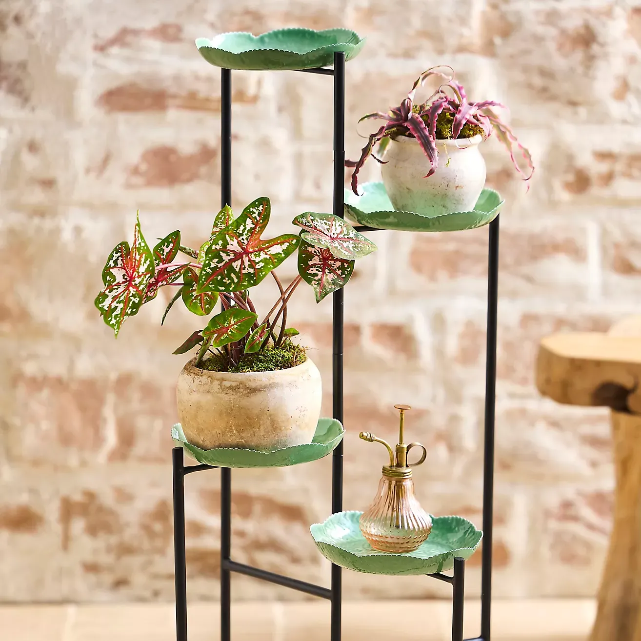 Support à plantes pliable en fer à quatre niveaux à volants