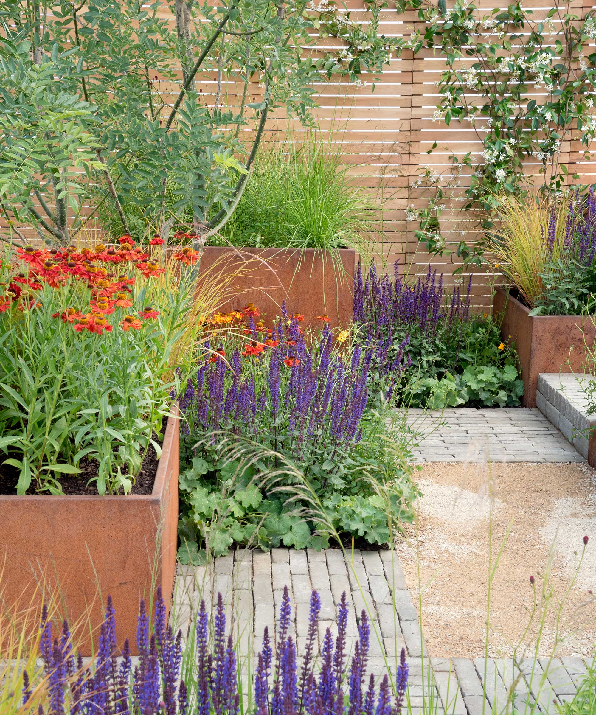 Conteneurs en acier Corten sur petit patio