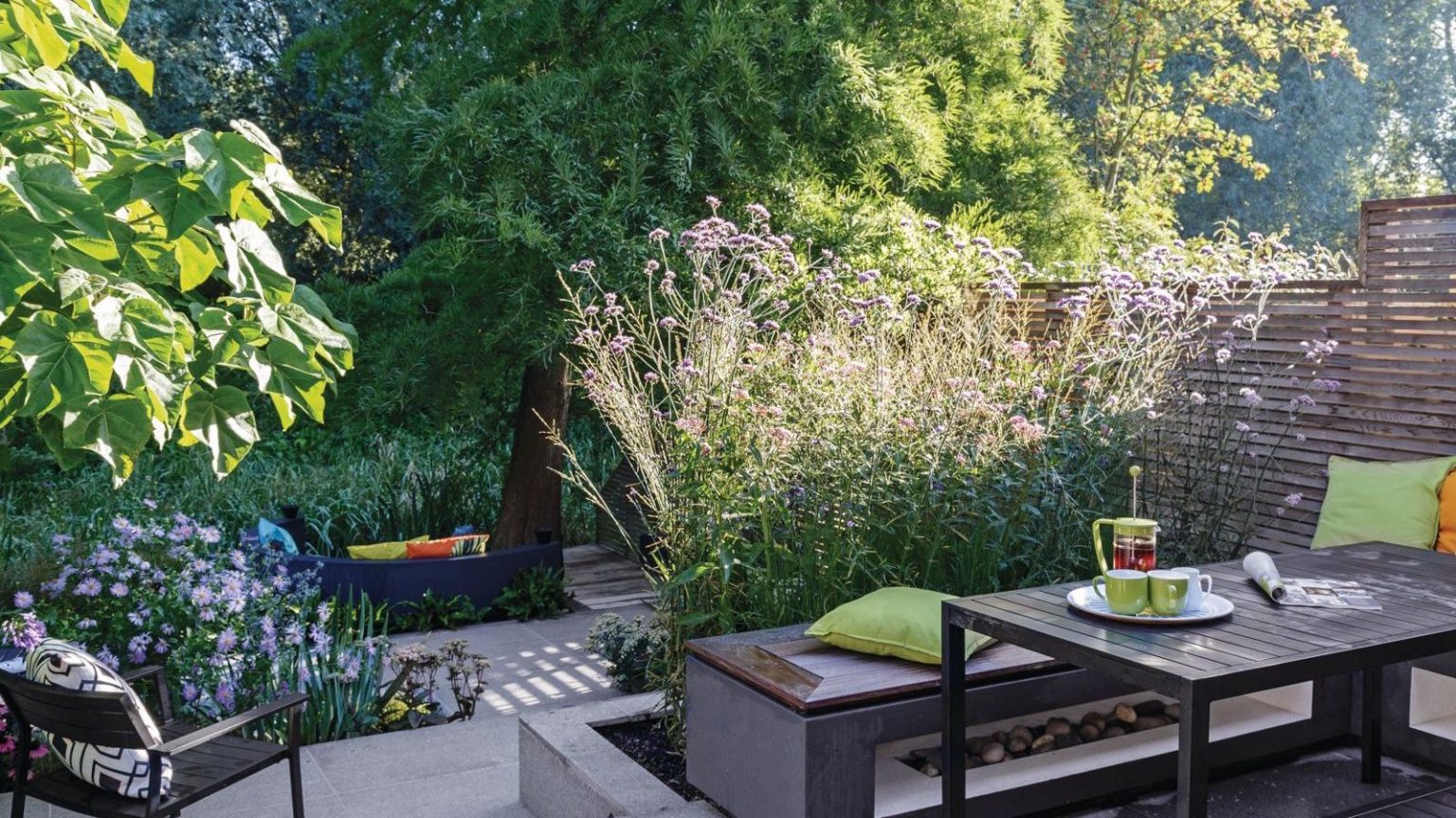 8 astuces de contenants qui donnent à votre terrasse un aspect nouvellement planté – Rafraîchissements instantanés pour garder les pots chics pendant la saison des fêtes Spring garden with dining area
