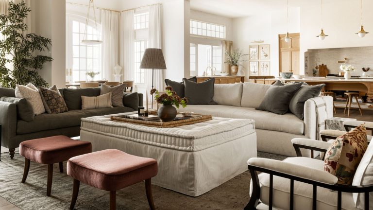 Le style « East Coast Bones, Desert Soul » de Shea McGee est la formule de décoration que je copierai cette année – Achetez 24 pièces pour y arriver a large open plan living room kitchen area with large neutral couch, linen ottoman, rust red stools and dark green grey accents
