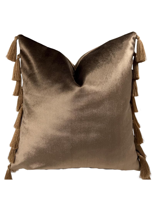 Housse de coussin en velours marron doré avec pompons