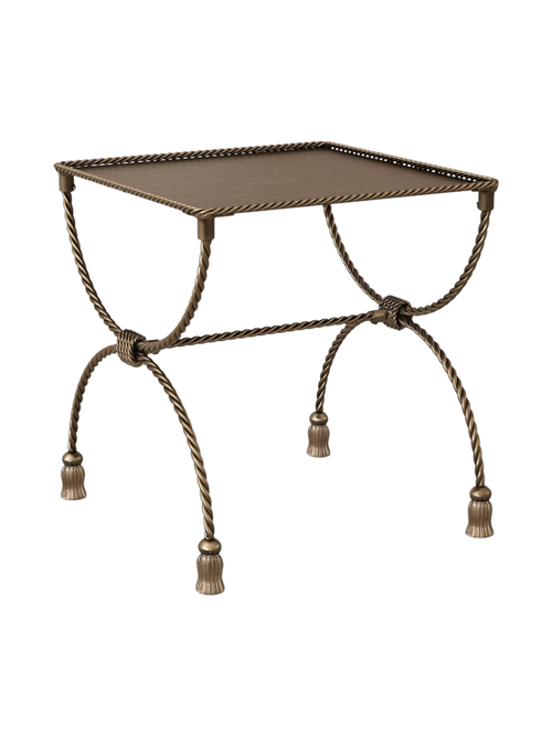 Seuil conçu avec la table d'appoint en métal torsadé Studio McGee avec pieds à pampilles