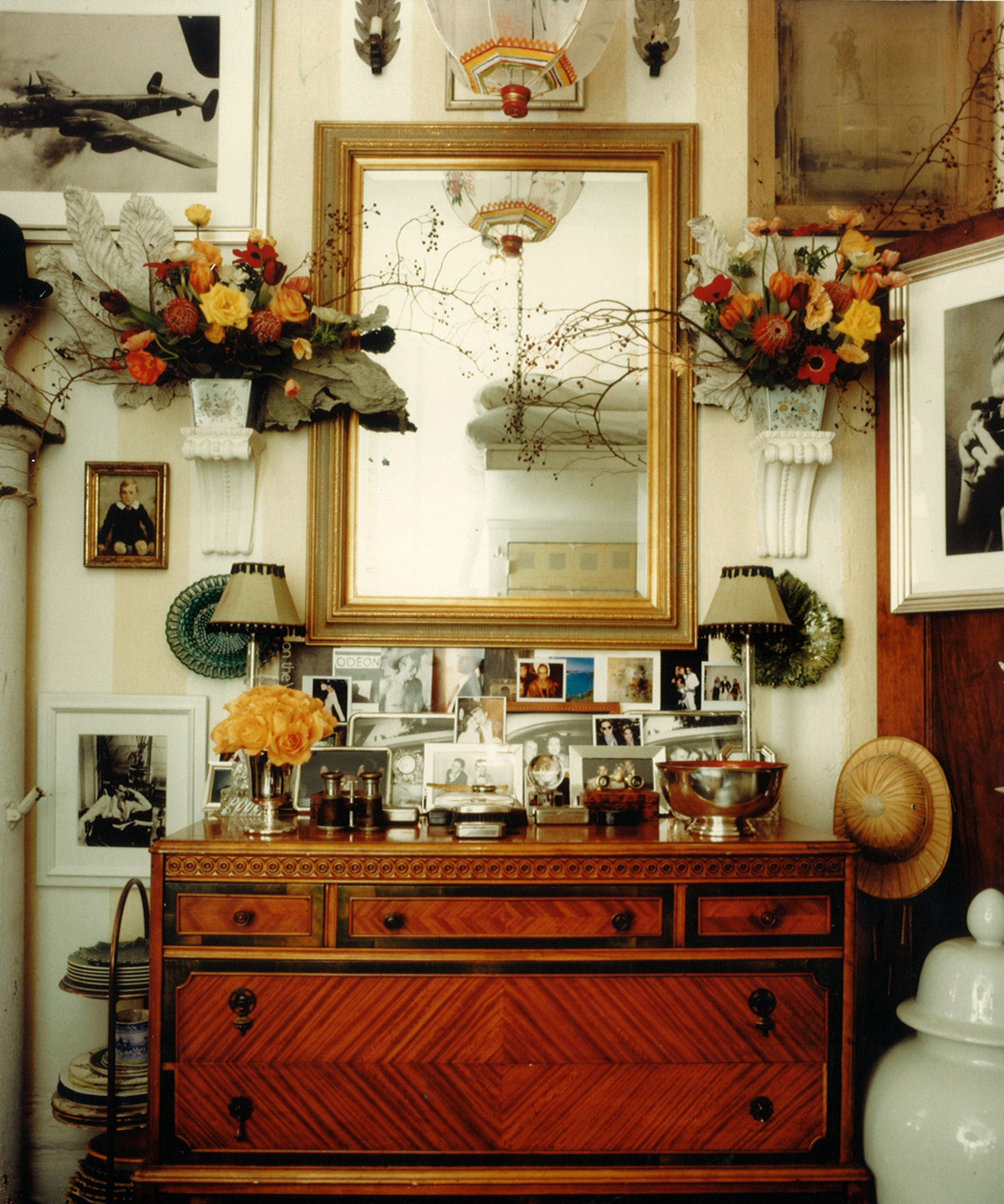 armoire vintage avec cartes postales et lampes vintage et un miroir dessus