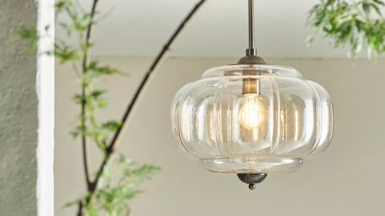 La lampe virale Eloise d’Anthropologie est désormais disponible dans une version extérieure qui remplace définitivement les luminaires de terrasse laides – « Elle complète ma maison centenaire avec une touche de modernité » La lampe virale Eloise d'Anthropologie est désormais disponible dans une version extérieure qui remplace définitivement les luminaires de terrasse laides – « Elle complète ma maison centenaire avec une touche de modernité »