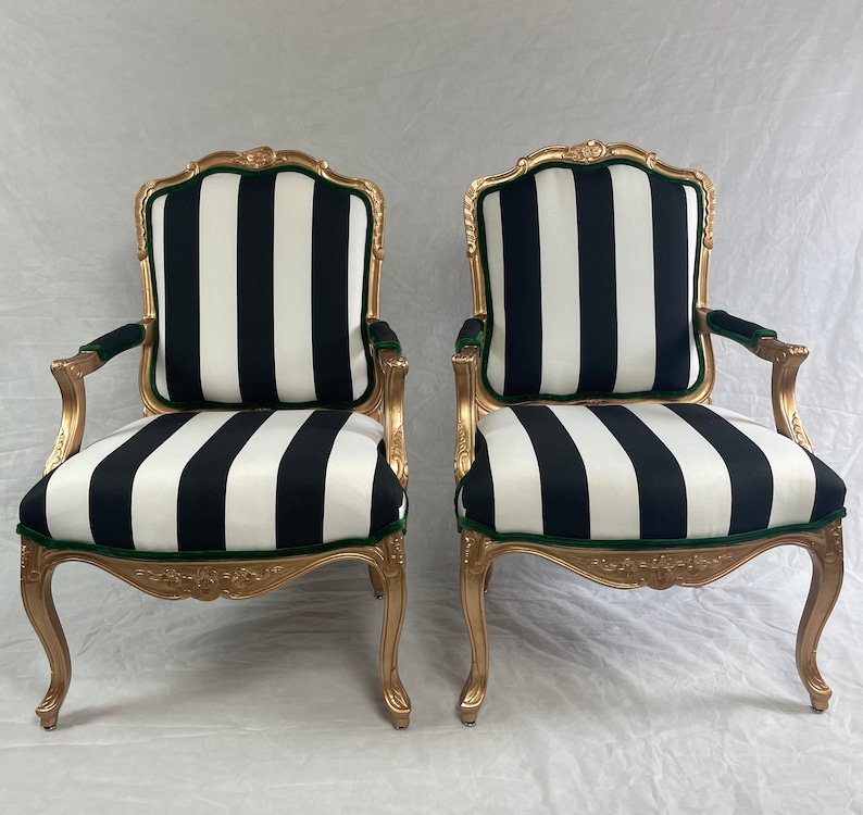 Livraison gratuite-peut reproduire-vendu-paire de fauteuils français avec bois doré et tissu rayé noir et blanc.