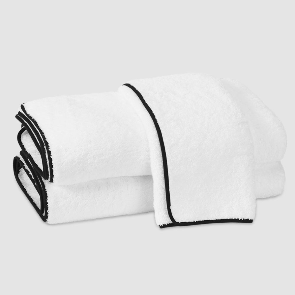 serviettes de bain blanches avec bordure noire