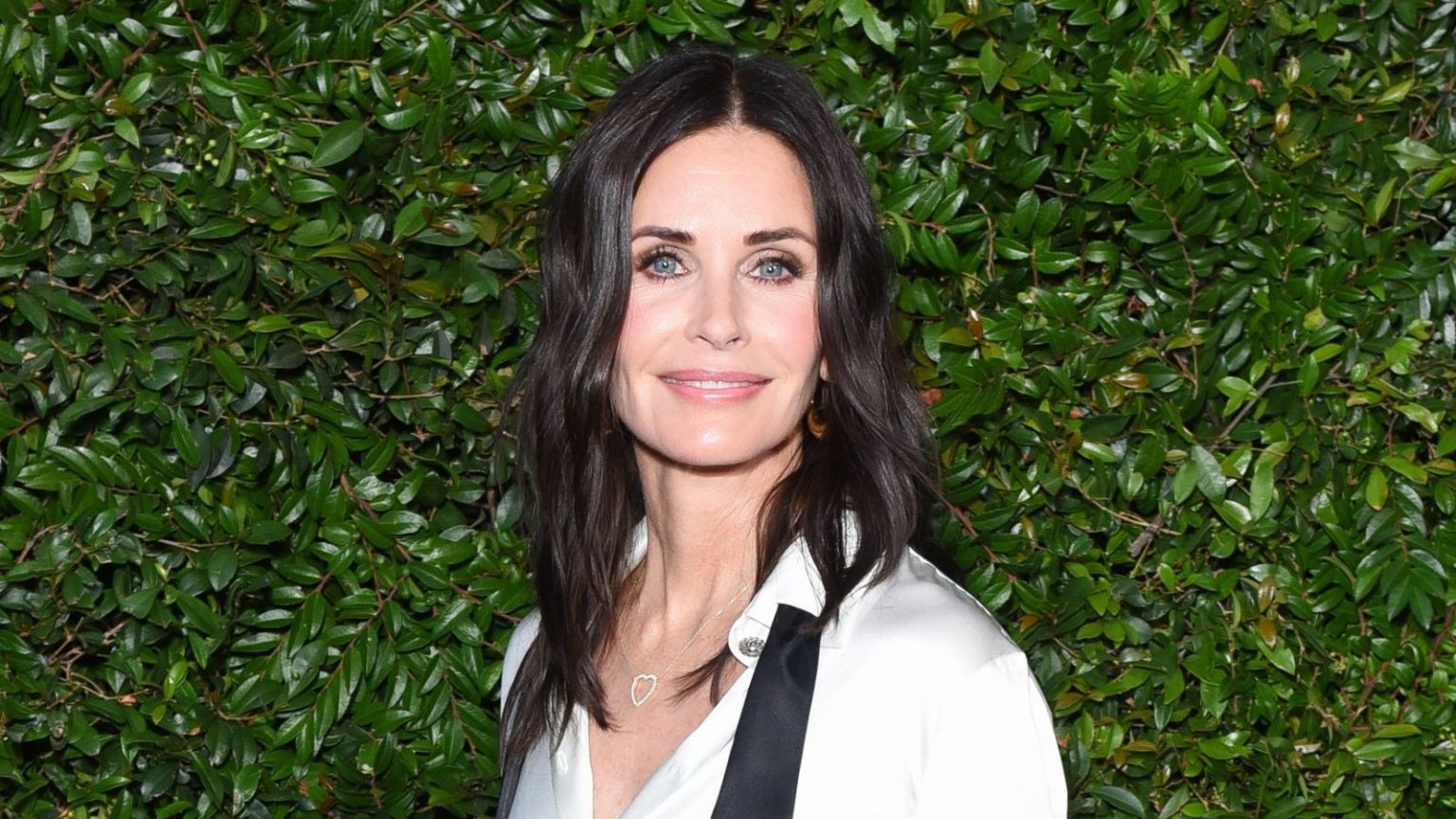 Les meubles d’extérieur de Courteney Cox en 2001 ont révélé le motif anti-tendance qui définit encore aujourd’hui les patios chics des gens Courteney Cox