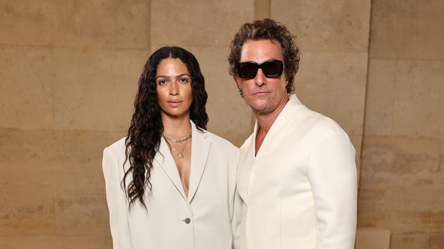 Les armoires de cuisine Dramatic Noir de Matthew et Camila McConaughey sont la tendance la plus difficile à réussir cette année Camila Alves McConaughey and Matthew McConaughey