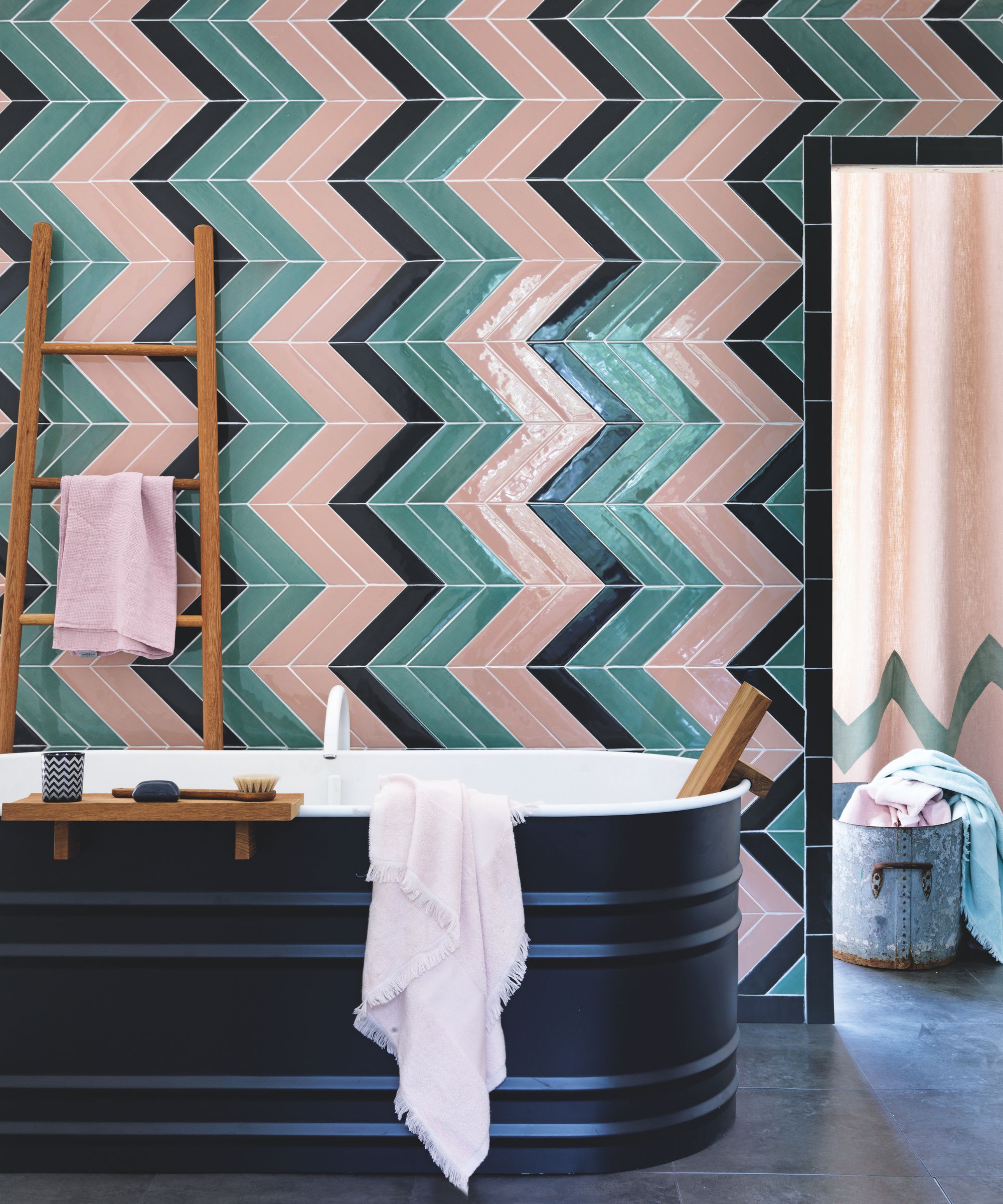 Salle de bain carrelée en zigzag rose et noir