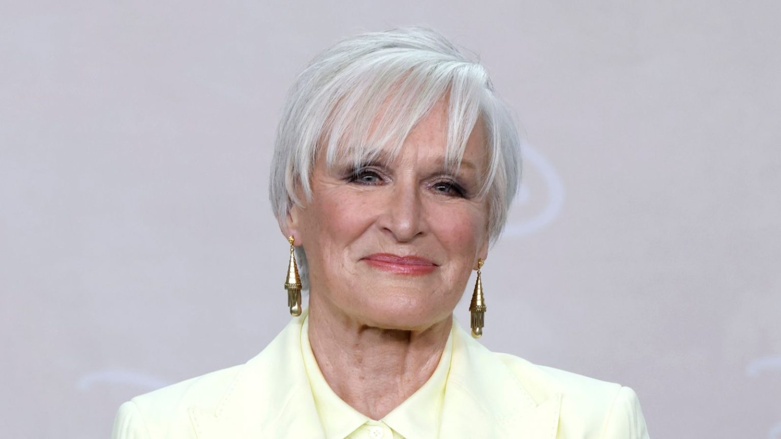 Le jaune beurre peut ressembler trop à la génération Z, mais le canapé du salon de Glenn Close de 1987 montre comment le rendre intemporel Glenn Close