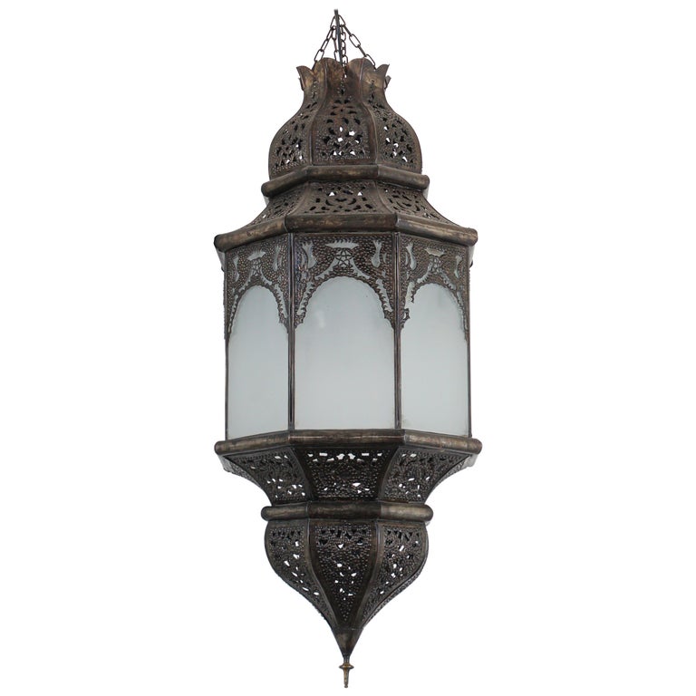 Lanterne marocaine mauresque suspendue en métal avec verre laiteux