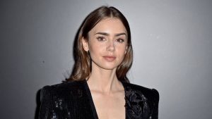 La lampe de salle de bain géométrique de Lily Collins est le complément inattendu (mais ultra-chic) de son espace minimaliste scandinave lily collins on a gray background