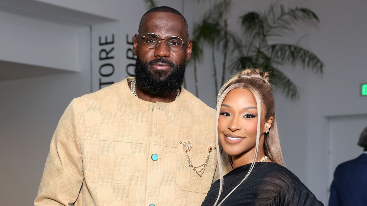 La superbe baignoire argentée de Savannah et LeBron James est une façon peu orthodoxe de créer une salle de bain luxueuse et équilibrée – et leur look est tendance pour 2026 lebron james and savannah hames on a white background