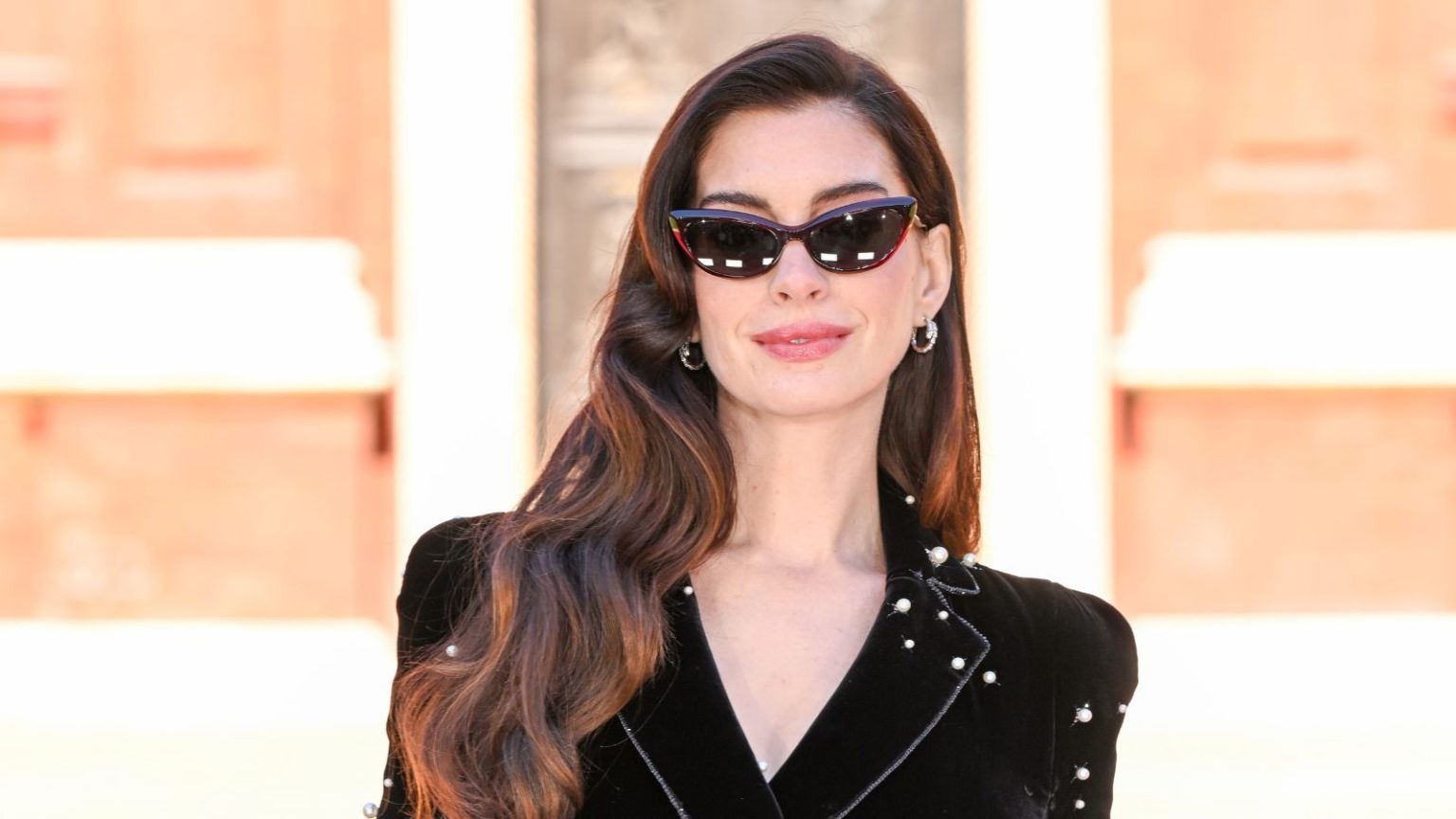 Le salon en velours et bois d’Anne Hathaway réinvente le style « vieil argent » – c’est la nouvelle approche du luxe tranquille en 2026 Anne Hathaway