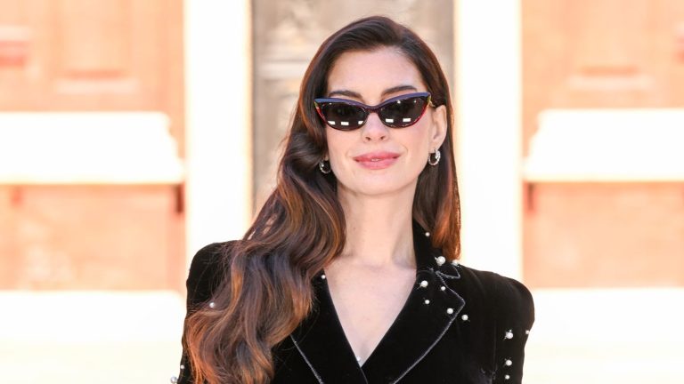 Le salon en velours et bois d’Anne Hathaway réinvente le style « vieil argent » – c’est la nouvelle approche du luxe tranquille en 2026 Anne Hathaway