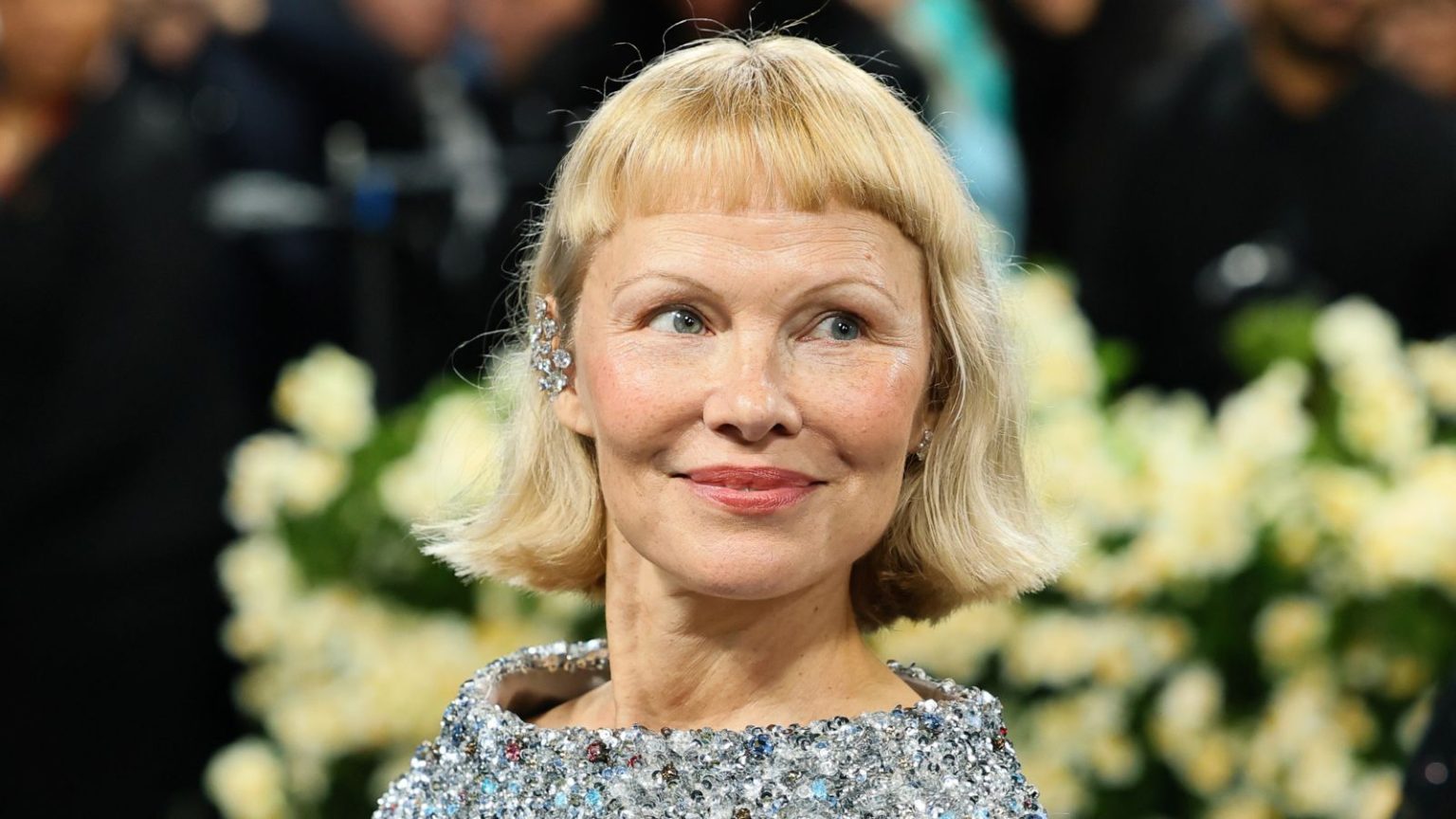 Le jardin du début des années 2000 de Pamela Anderson prédit la plus grande tendance en matière de mobilier d’extérieur de 2026 pamela anderson on a floral background
