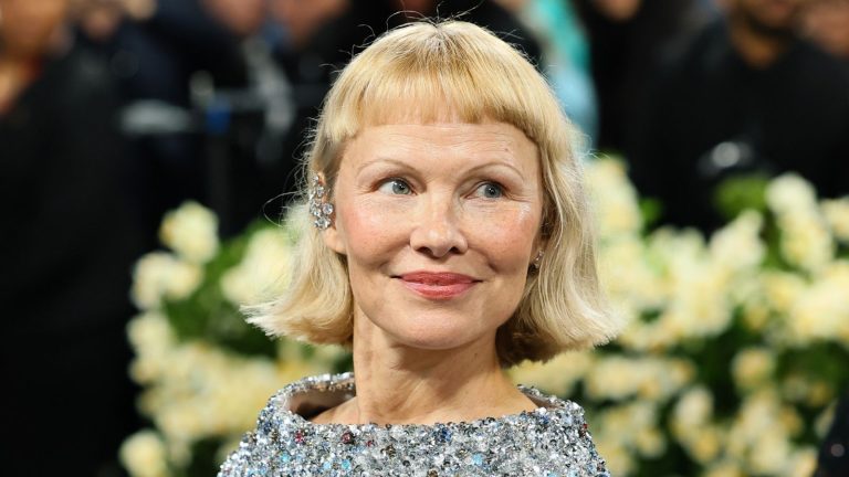 Le jardin du début des années 2000 de Pamela Anderson prédit la plus grande tendance en matière de mobilier d’extérieur de 2026 pamela anderson on a floral background