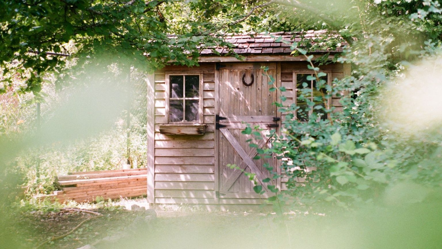 L’armoire extérieure minimaliste d’IKEA remplace tranquillement l’abri de jardin traditionnel dans les petites cours, garages et patios A garden shed in a lush green garden