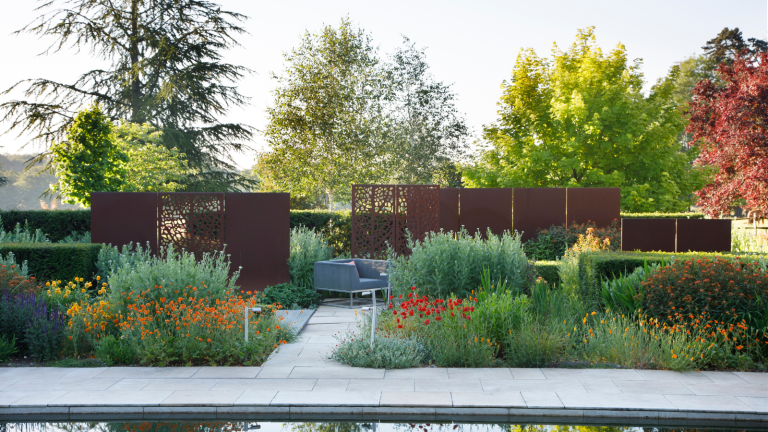 Ces écrans de confidentialité extérieurs élégants peuvent transformer votre jardin en une oasis isolée an outdoor space with a privacy screen