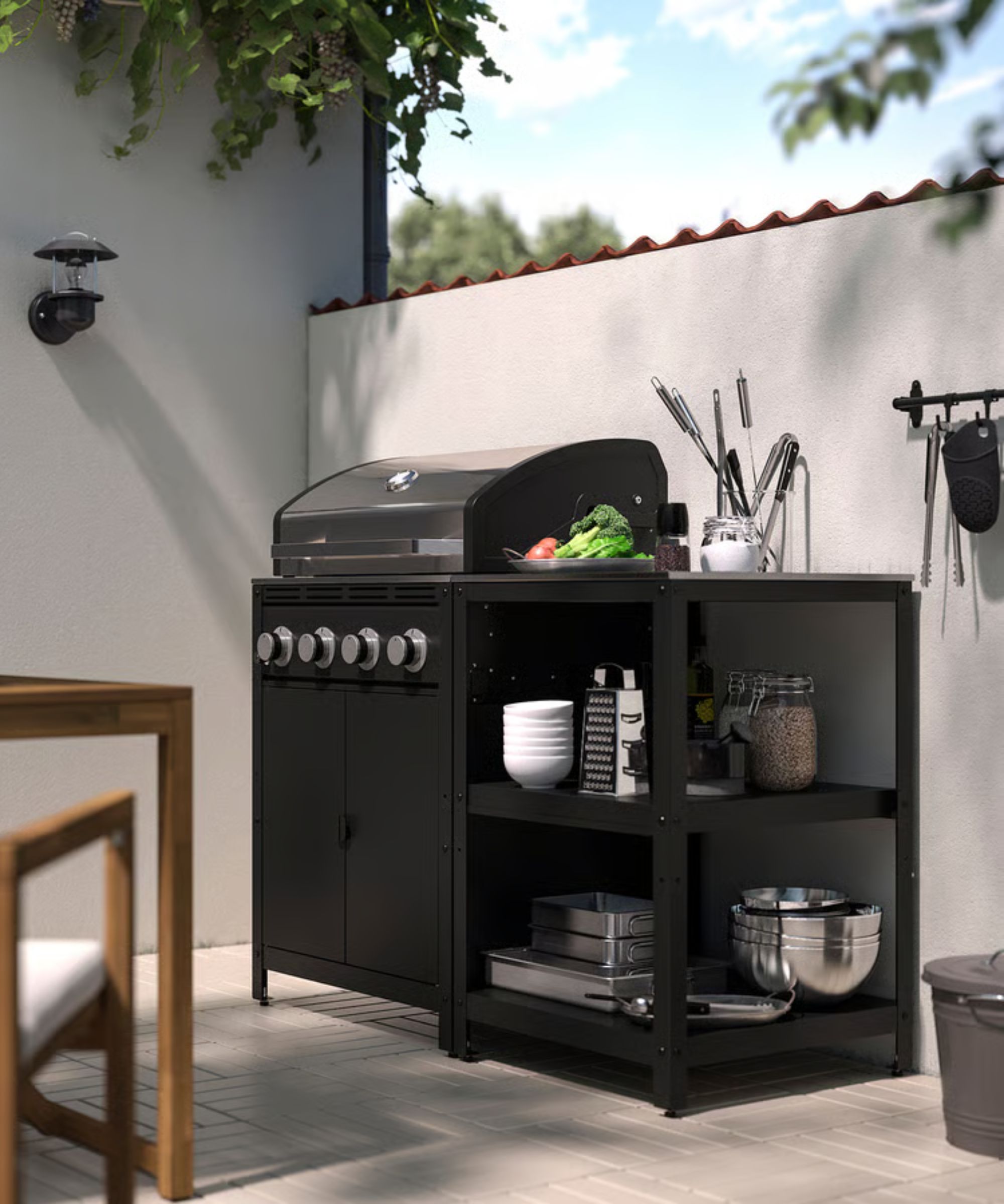 Une cuisine extérieure avec étagères et grill