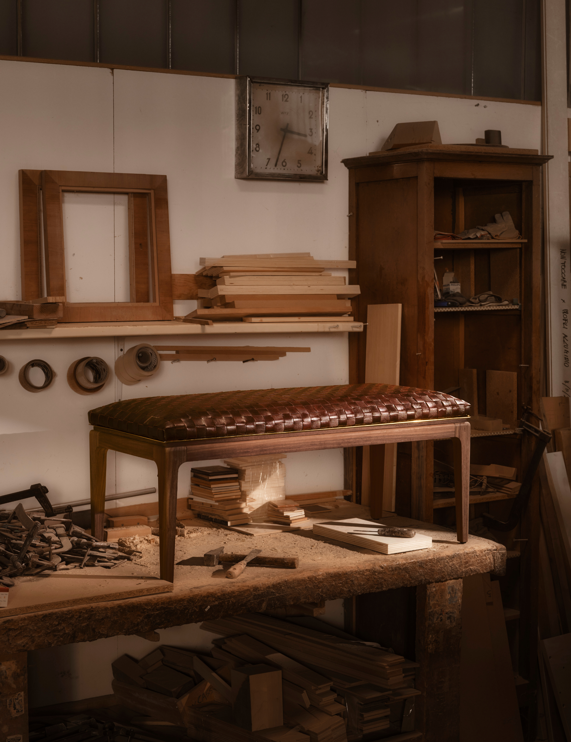 La fabrication du banc Vignette en cuir tressé dans la nouvelle collaboration de meubles GACHOT d'Artemest