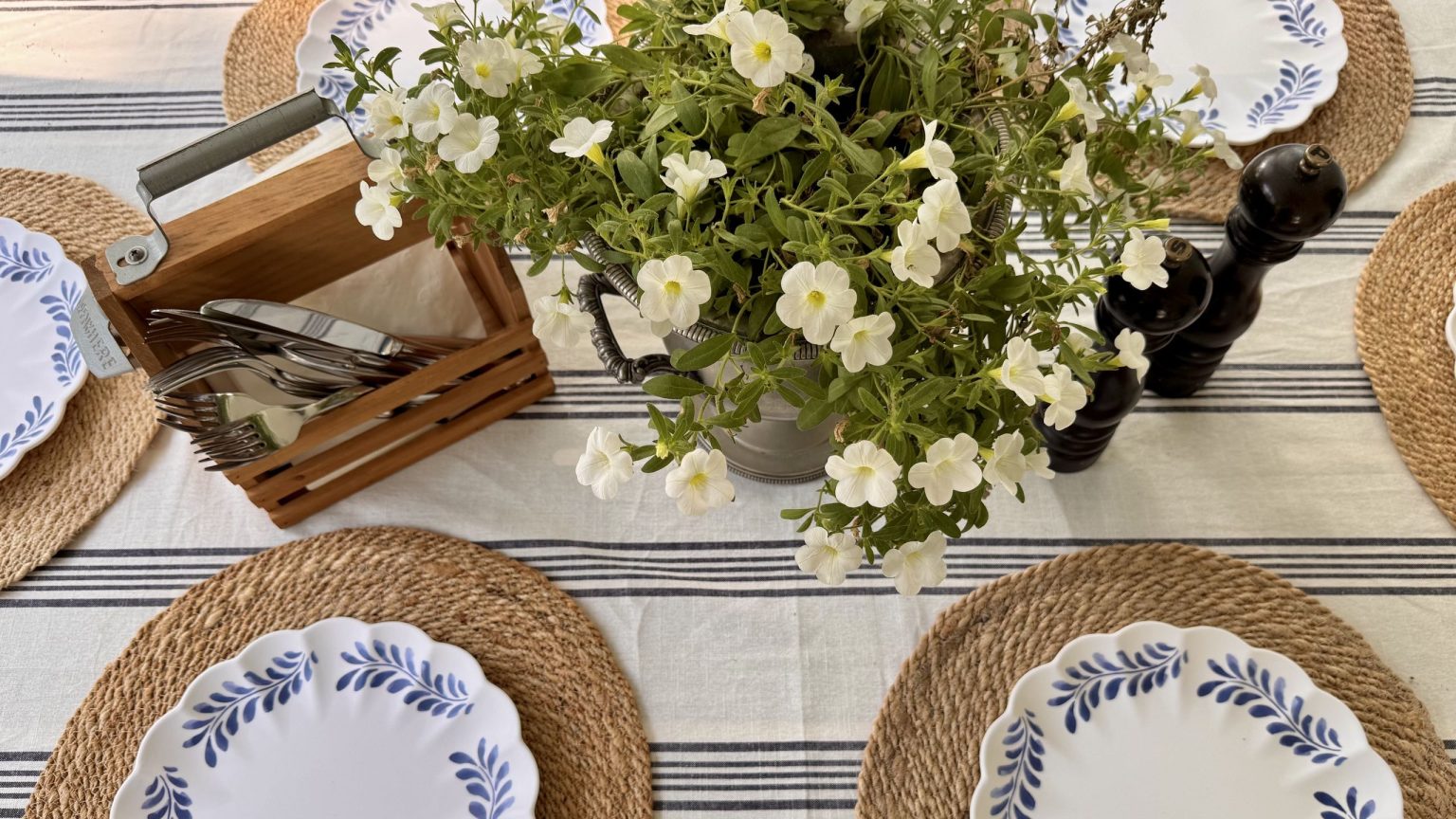 Ma vie dans le Connecticut : le rafraîchissement du porche qui marque le début de l’été chez moi outdoor table with striped placemat
