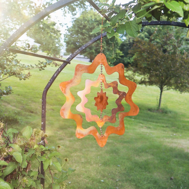 Suspendu Sunburst Triple Spinner, Garden Wind Spinner, Décor extérieur, Sculpture de vent Sunburst en métal, Art de cour de patio, Décor de jardin coloré