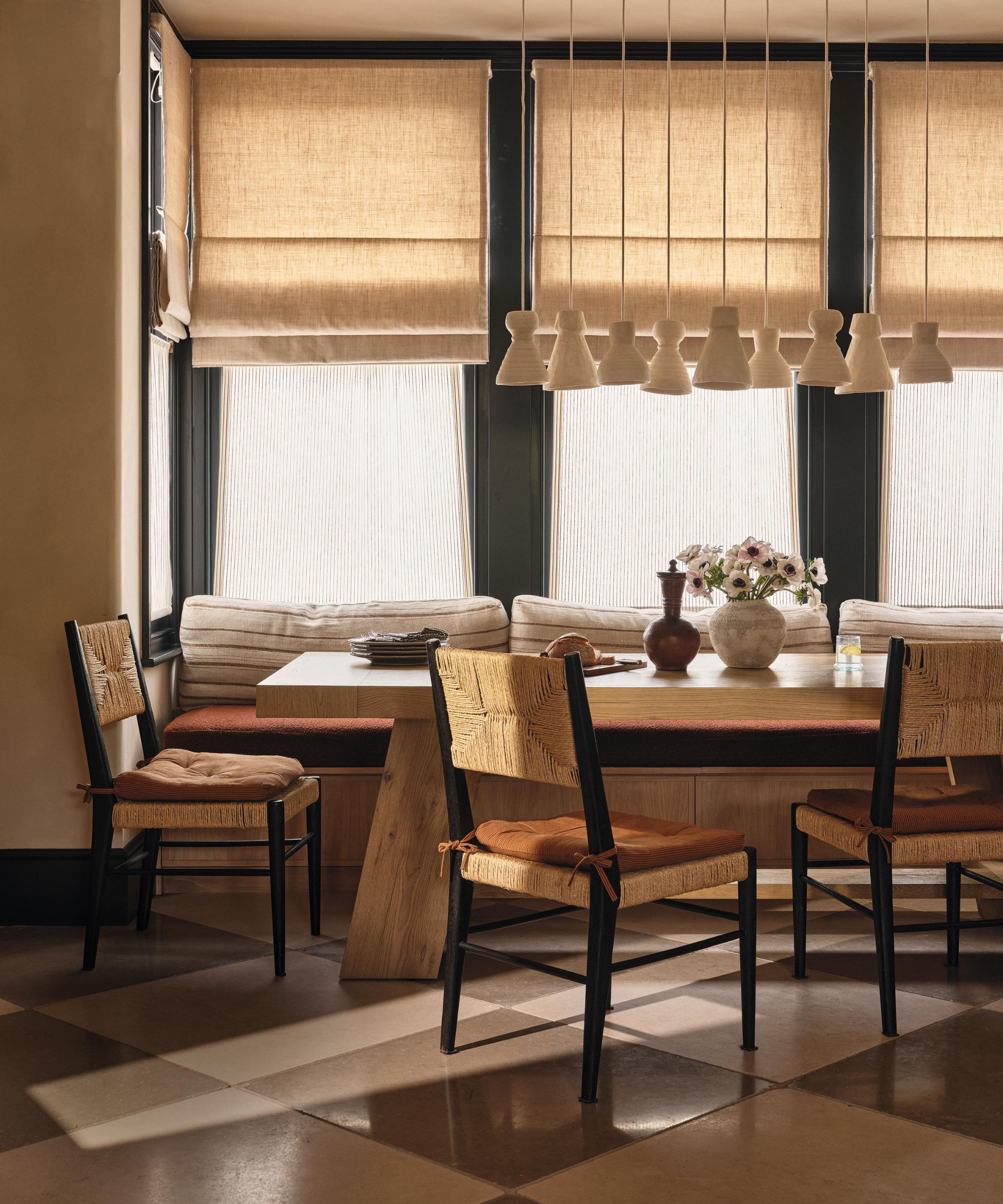 une banquette de petit-déjeuner confortable et texturée avec des carreaux en damier