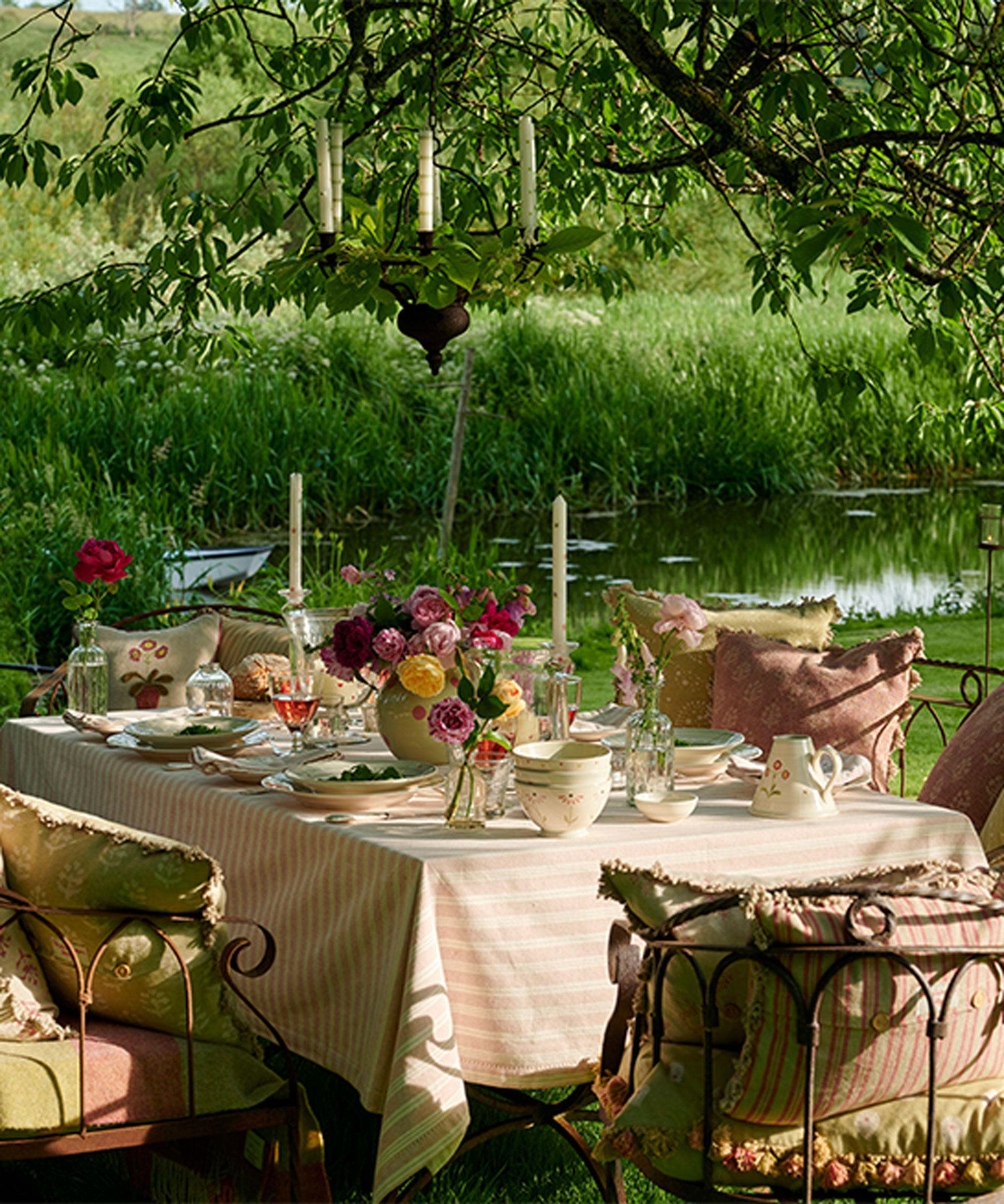 Idées de garden-party avec table de jardin et bancs avec coussins