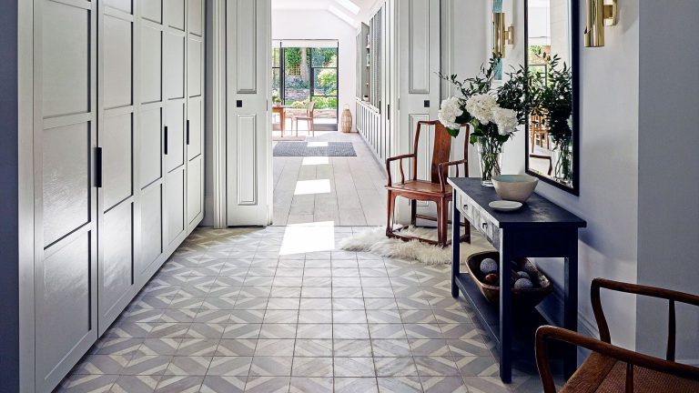 Dites adieu au rangement de chaussures standard – Cette tendance astucieuse en matière d’organisateur vertical le remplace et double l’espace dans l’entrée