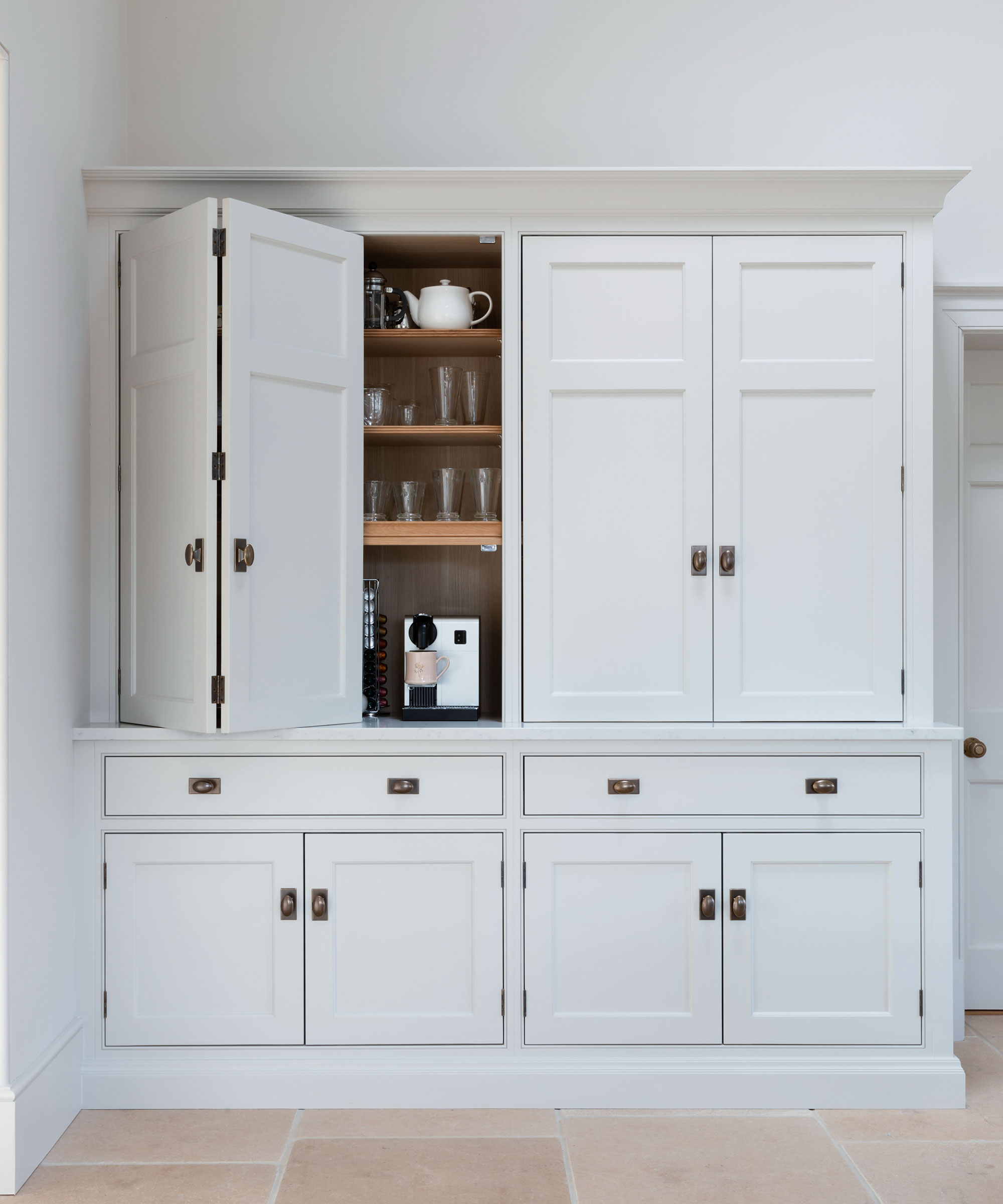 Idées de bar de petit-déjeuner pour une petite cuisine avec armoire