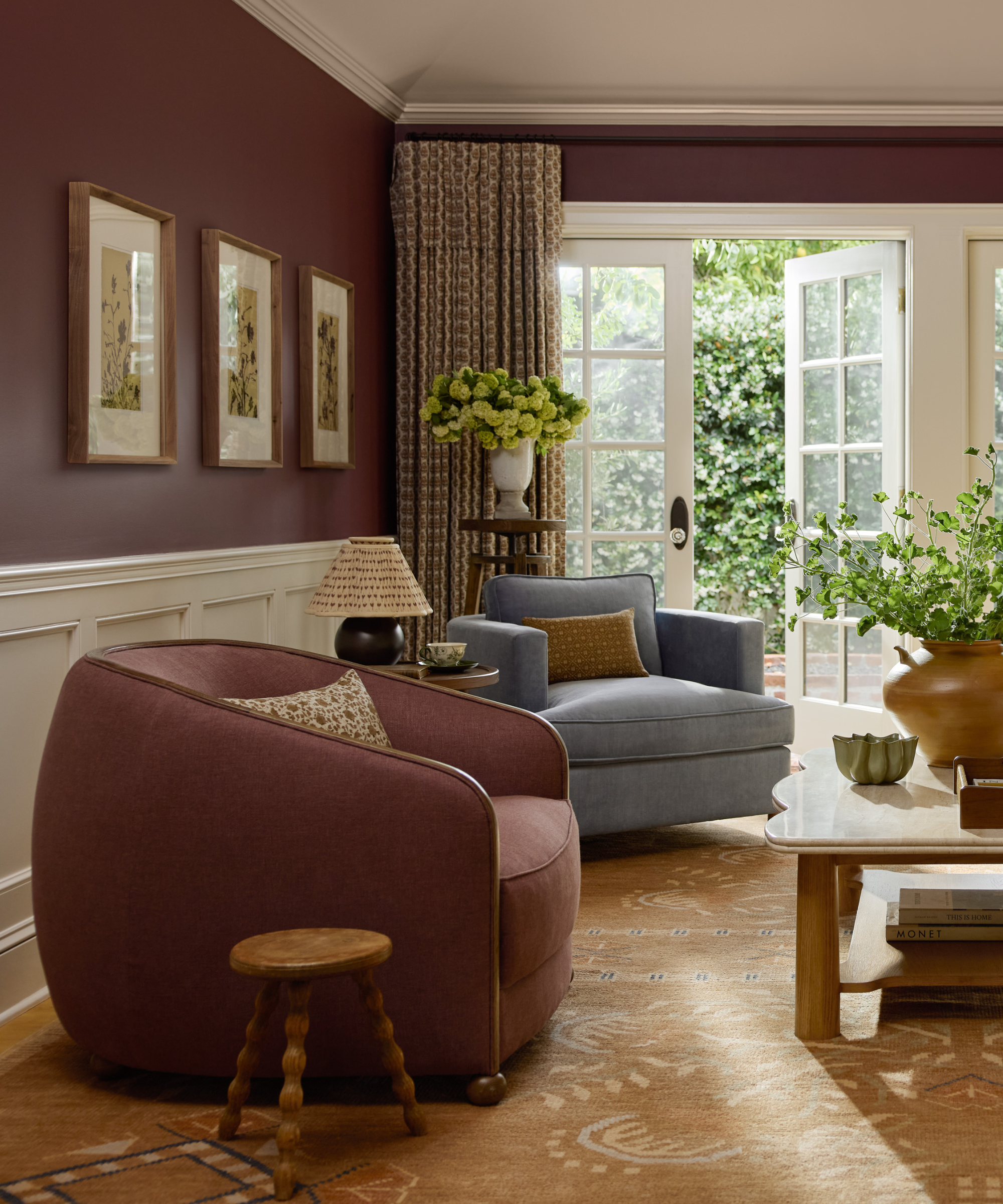 un salon confortable avec une chaise marron, un tapis beige, une chaise d'appoint bleue et des murs peints marron