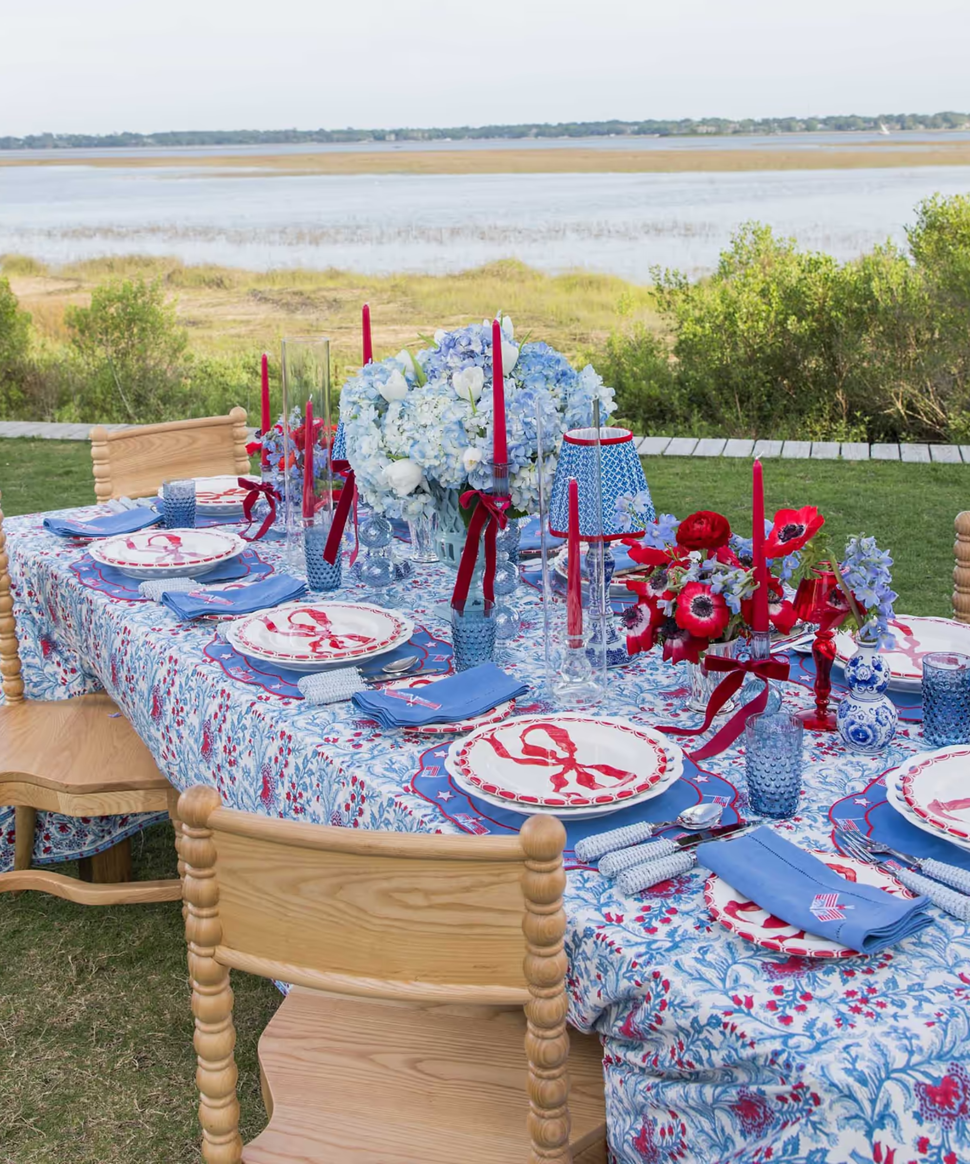 une table dressée pour le 4 juillet