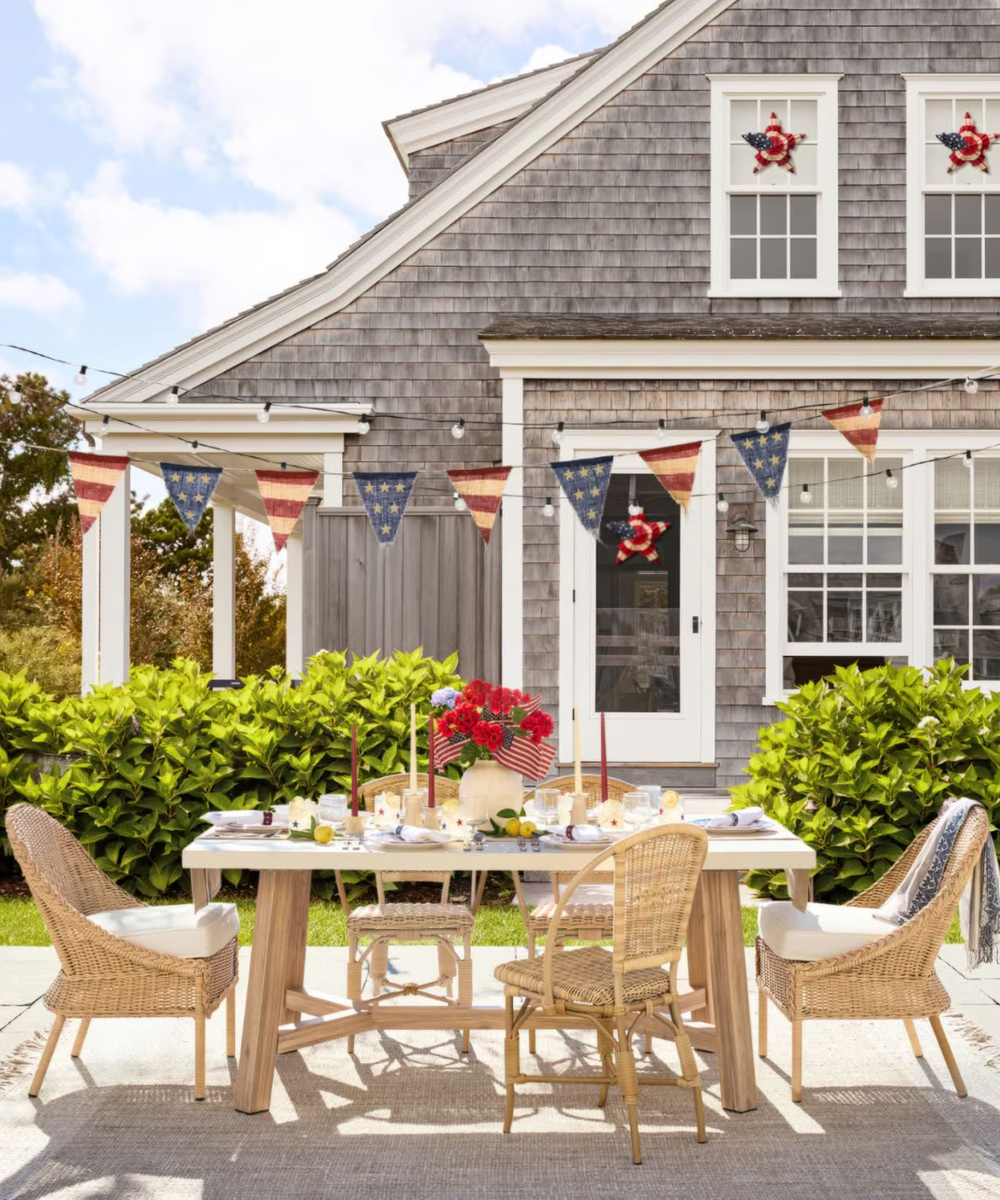 une table dressée pour le 4 juillet et une déco du 4 juillet