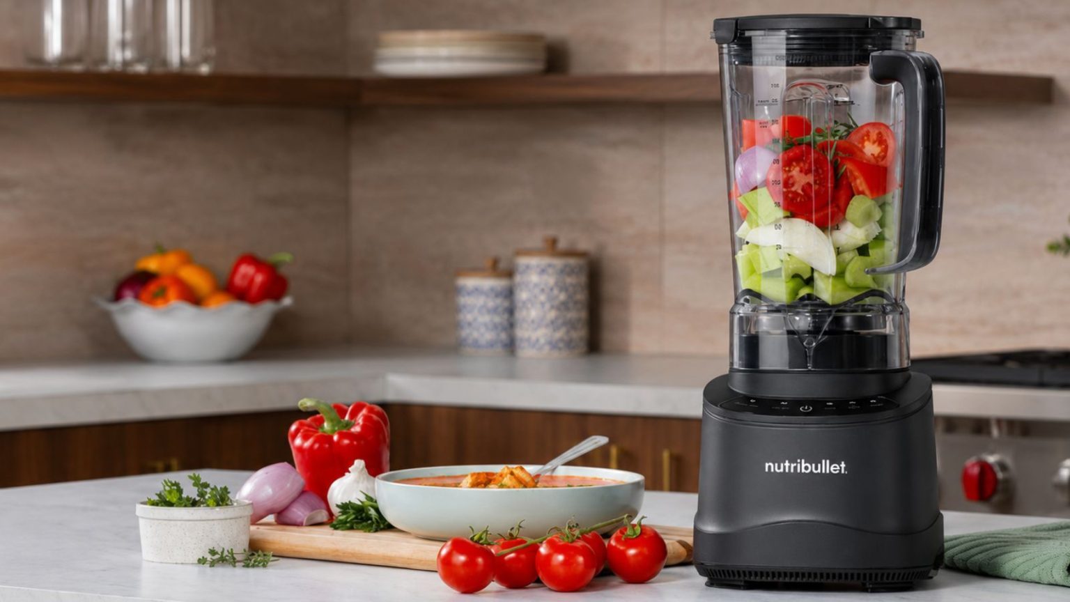 Je ne peux pas faire face à la cuisine du petit-déjeuner en été – Ce Nutribullet XL à 30 $ de réduction prépare des smoothies rapidement pour m’aider à traverser les matins de canicule The nutribullet PowerCore XL Blender with vegetables inside