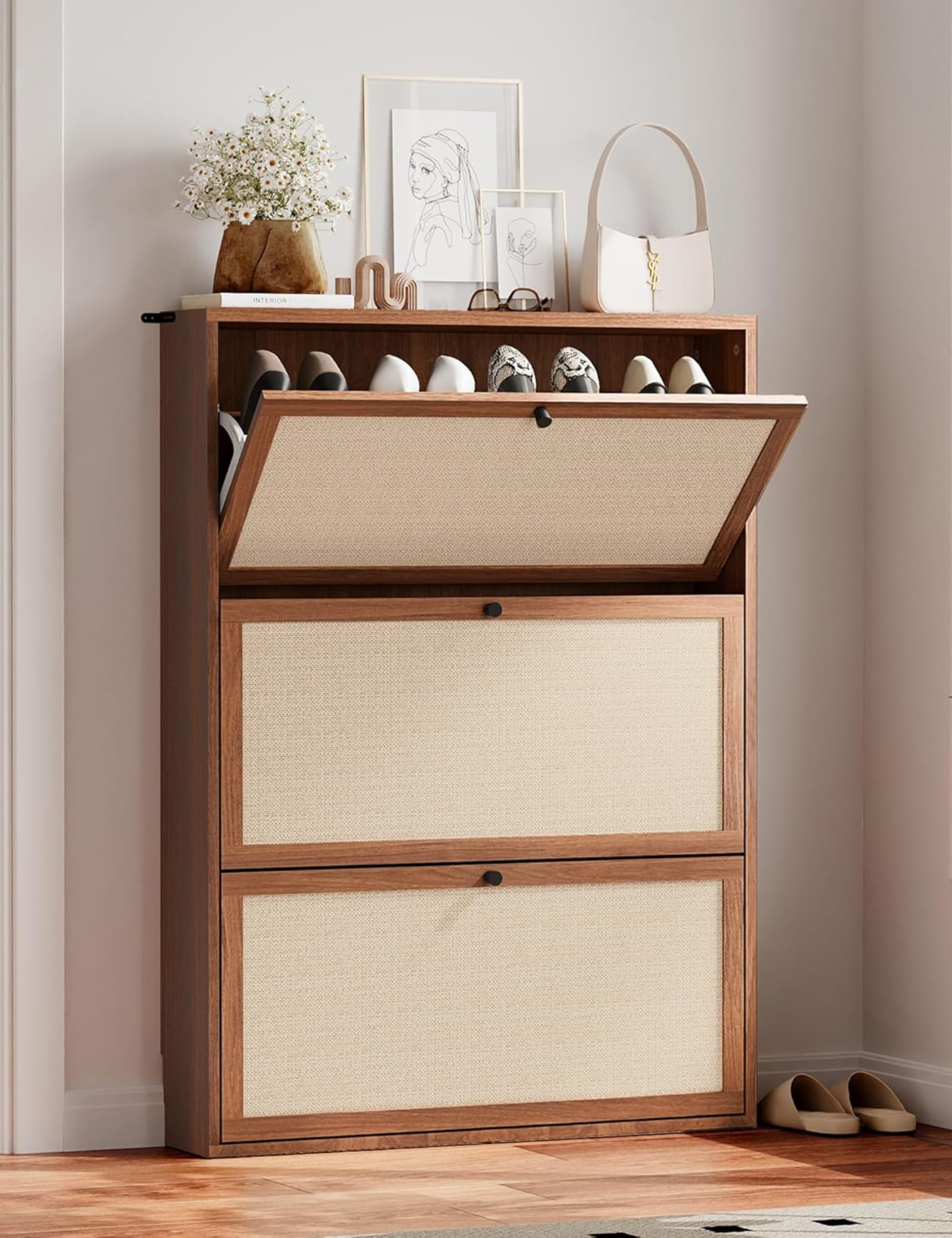 Armoire à chaussures minimaliste de style japonais dans une entrée étroite