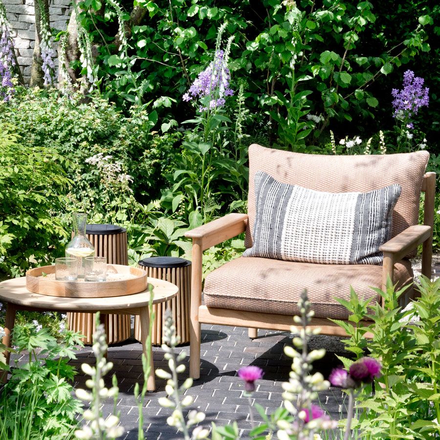 jardin de cour avec sièges, table et fleurs