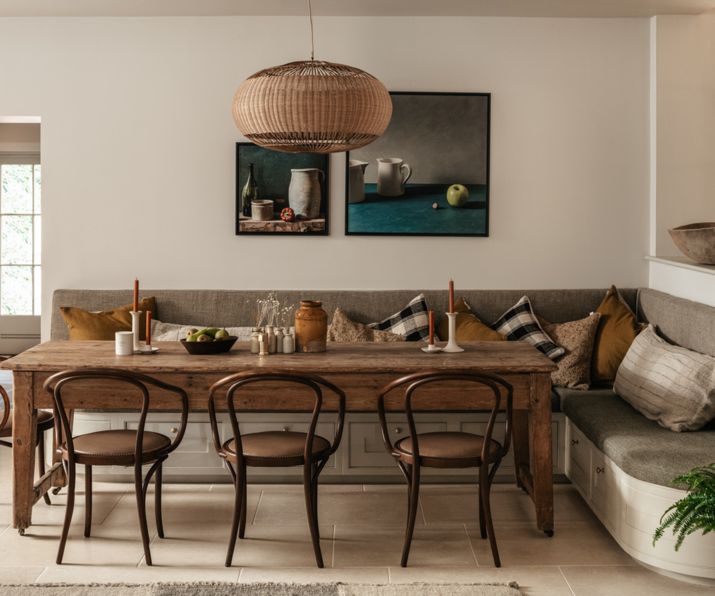 Un coin repas avec banquettes en L et table rectangulaire en bois