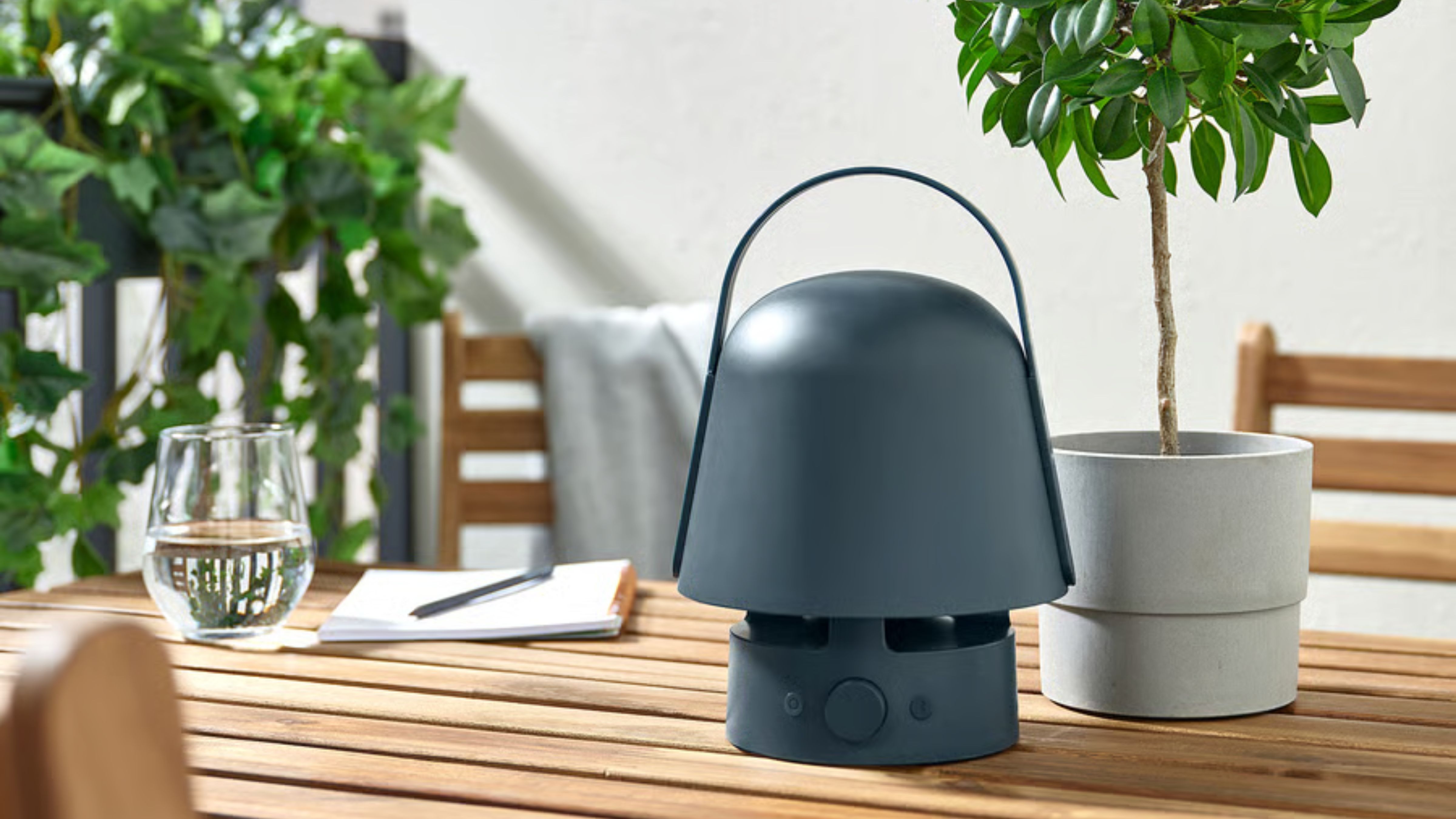 Lampe Bluetooth d'extérieur IKEA conçue au sommet d'un ensemble de terrasse extérieure en bois