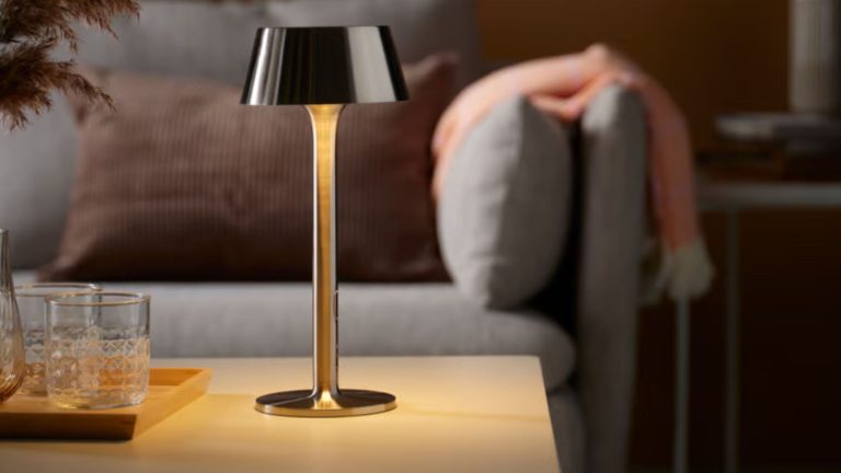 La nouvelle lampe portable élégante d'IKEA à 30 $ apporte la plus grande tendance métallique de l'été à l'extérieur