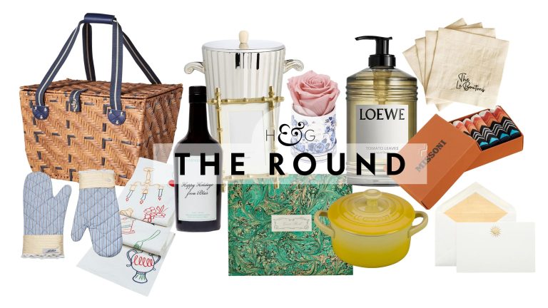 20 cadeaux d’hôtesses d’été chics qu’elles adoreront – Arrêtez de prendre une bouteille de vin, vous pouvez faire mieux Chic summer hostess gifts, including a picnic basket, pair of oven mitts, table runner, bottle of olive oil, ice bucket, guest book, frame, Venus et Fleur rose, Dutch oven, Loewe hand soap, and more