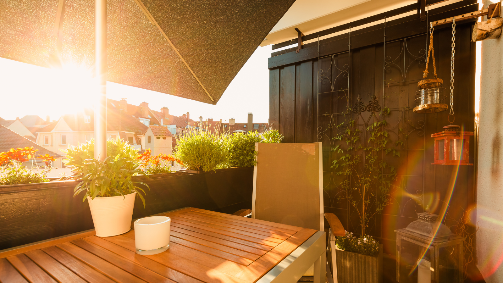 Petit balcon avec plantes et parasol en zone urbaine