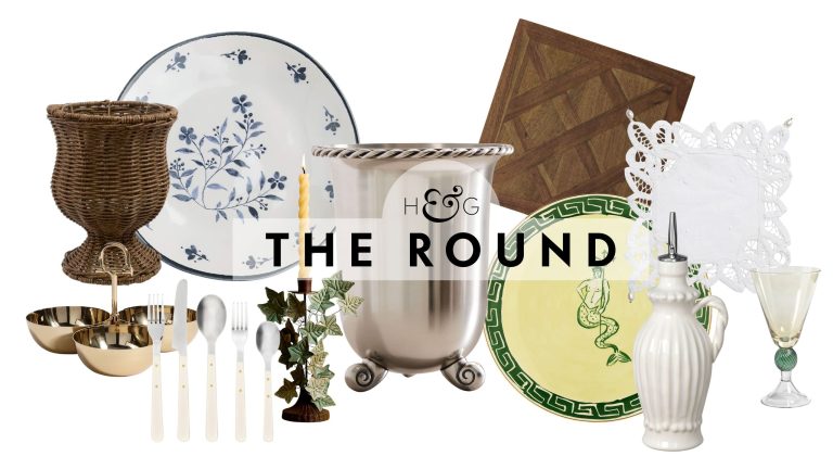 Ce sont les 20 styles de vaisselle vintage les plus recherchés pour l’été 2026 – Nous les avons trouvés pour que vous n’ayez pas à le faire Vintage-inspired tableware, including a woven urn vase, snack server, flatware set, ceramic blue-and-white plate, taper holder, wine cooler, wooden trivet, Ginori 1735 charger, lace coaster, and more