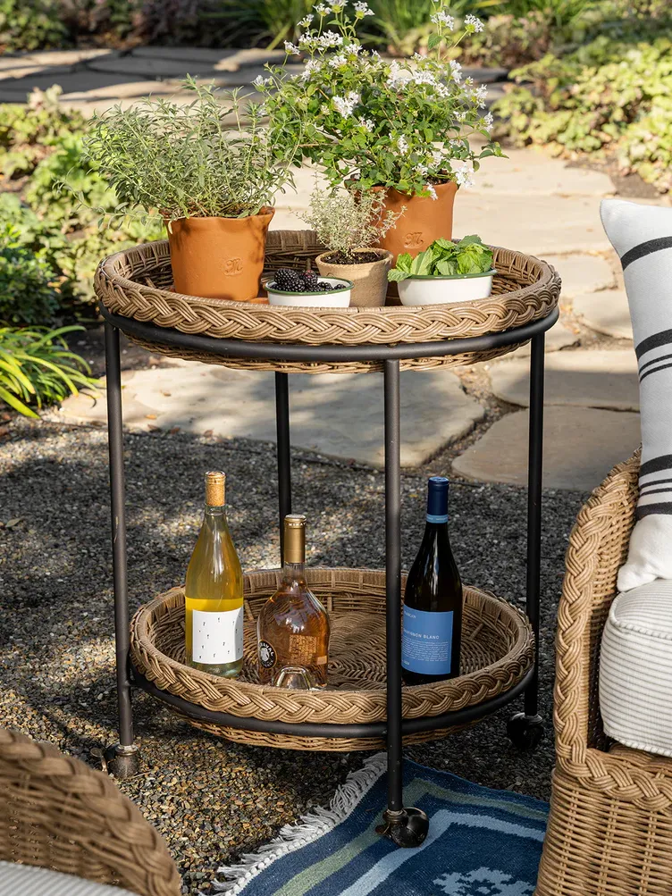 McGee &amp; Chariot de bar extérieur Co avec des plantes en terre cuite sur le dessus